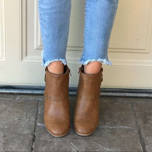 Eye Catching Cuffed Studs Block Heel Ankle Boots - Picture 4 of 4